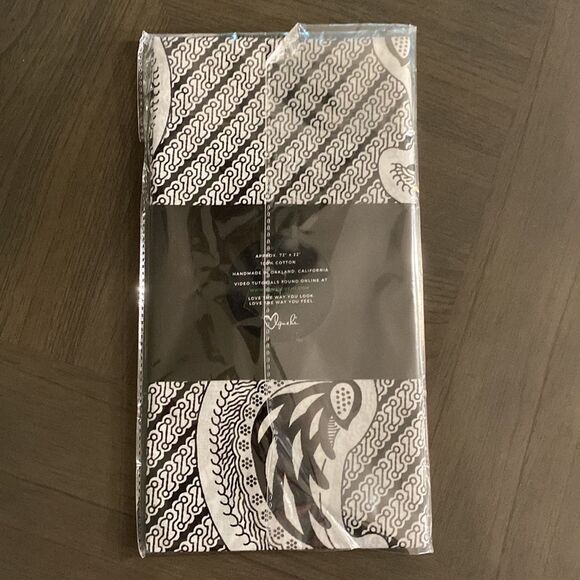 Love Iguehi Black and White Print Head Wrap - Picture 4 of 6